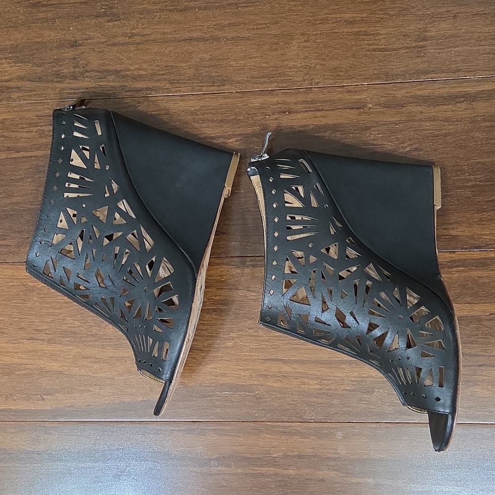 NICOLE MILLER ARTELIER BLACK LEATHER WEDGE LASER CUT OUT CAGE STYLE 7